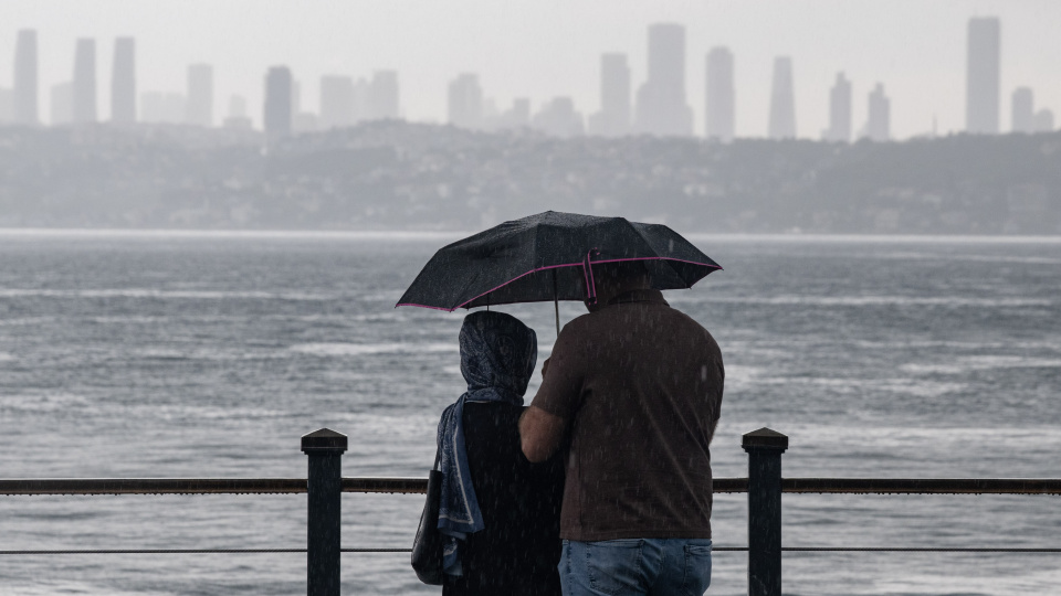 Meteoroloji'den sağanak yağmur ve fırtına alarmı! Bölge bölge son tahminler